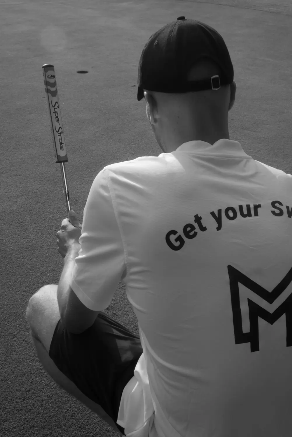 Mann spielt auf einem Feld Golf von Getyourswing