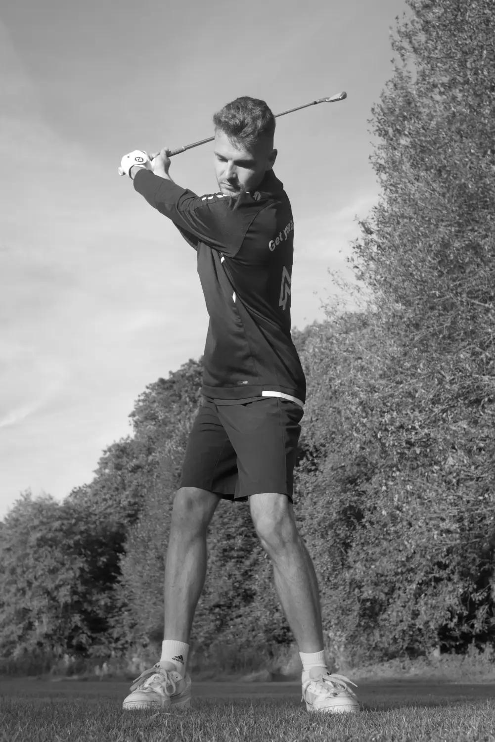 Mann spielt auf einem Feld Golf von Getyourswing