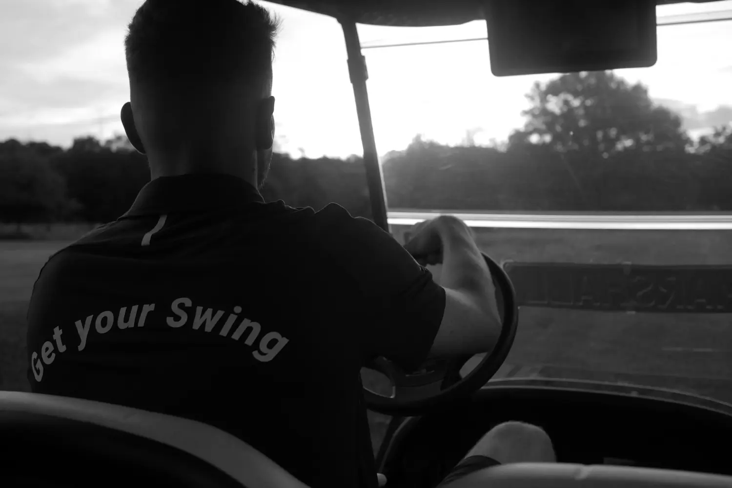 ein Mann hält die Hauptrolle von Getyourswing
