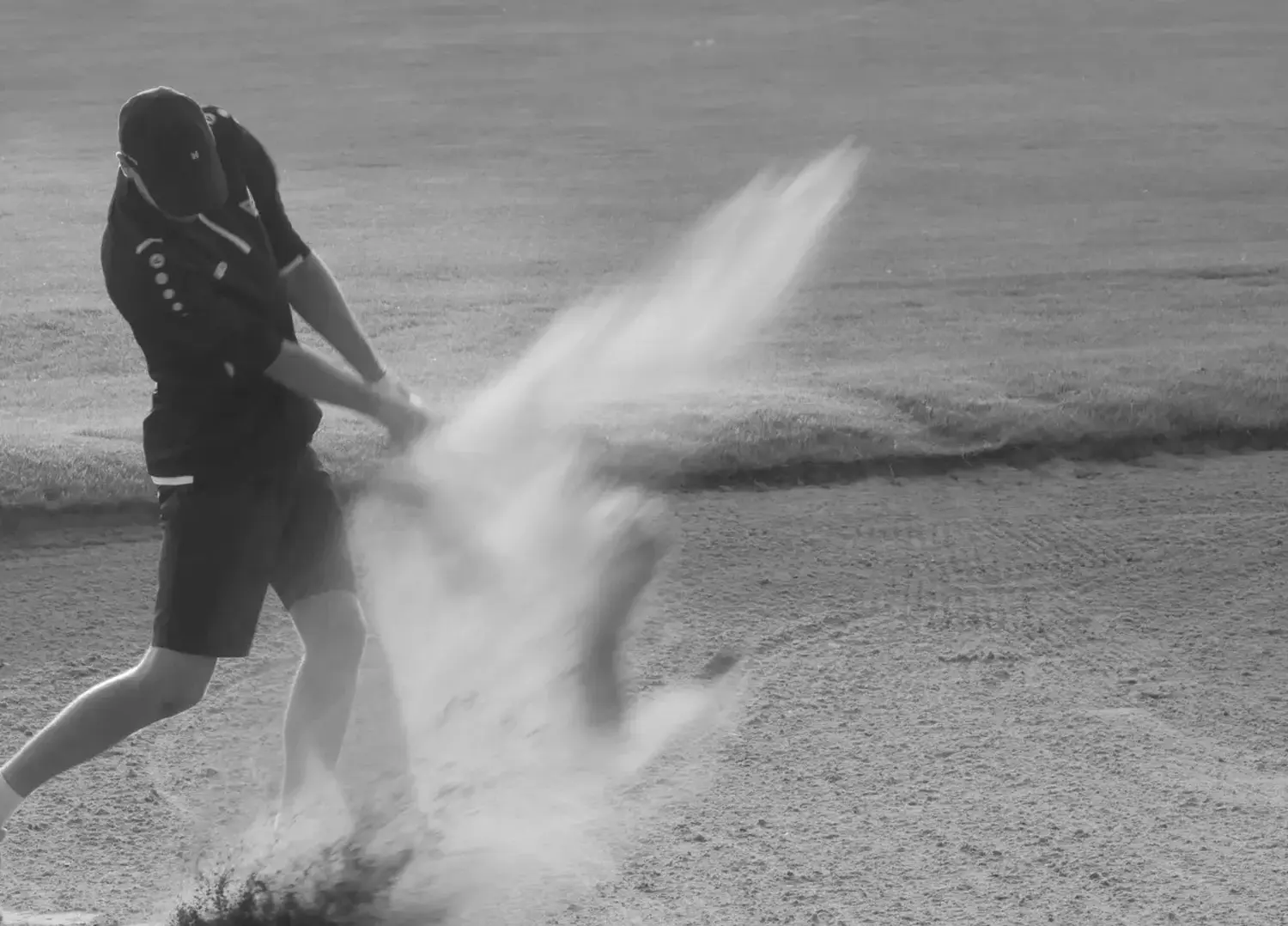 Mann spielt auf einem Feld von Getyourswing