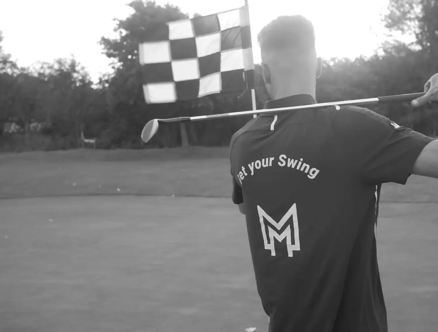 Mann spielt auf einem Feld Golf von Getyourswing
