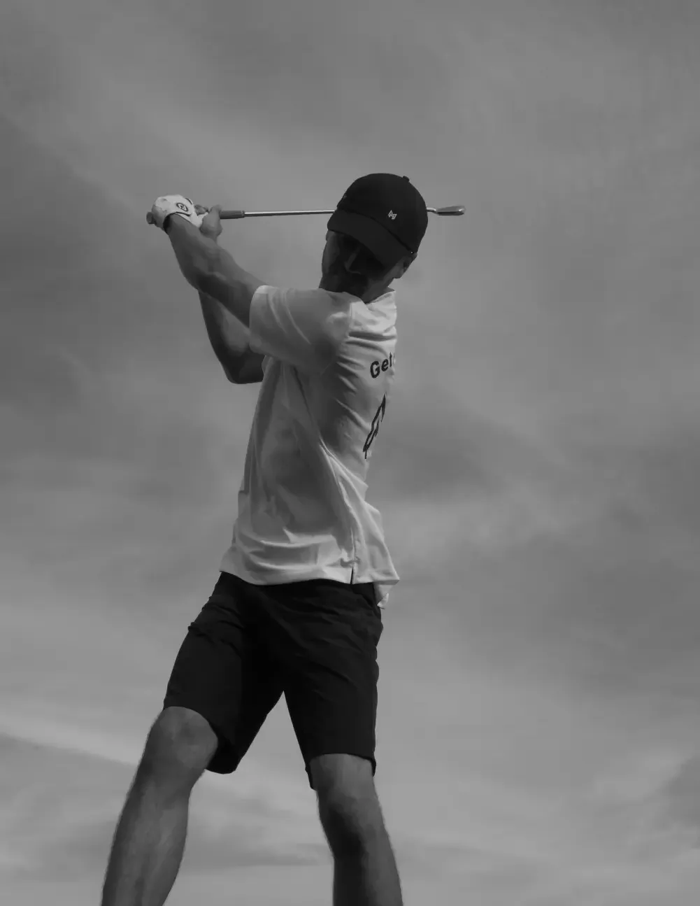 Mann spielt auf einem Feld Golf von Getyourswing